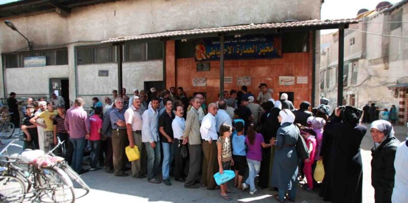 بعض السوريين ينتظرون دورهم لشراء الخبز