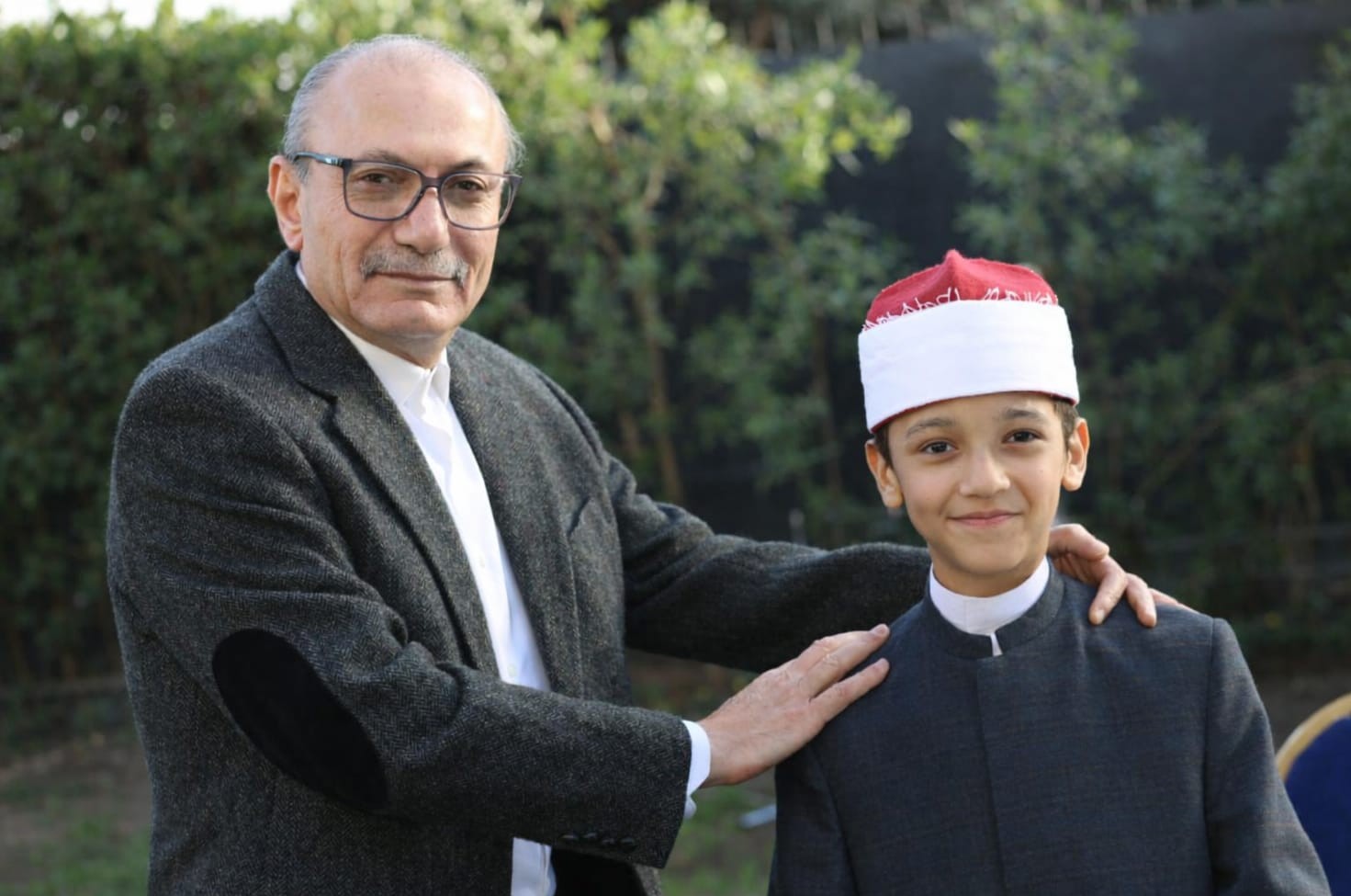 سفير تركيا يلتقي الطفل المصري عمر علي حافظ القرآن ويتعهد بدعمه شخصيًا كتب: حامد خليفة في لفتة إنسانية مميزة، التقى سفير تركيا بالقاهرة الطفل المصري عمر علي، الحافظ لكتاب الله، وعائلته، معبرًا عن تقديره لموهبته الفريدة وتعهد بدعمه شخصيًا، في رسالة تحمل أبعادًا دينية وإنسانية كبيرة. ويُعد عمر علي مثالًا حيًا لمستقبل تقليد القراءات المصرية العريقة، حيث يُظهر الطفل موهبة استثنائية في حفظ القرآن وتجويده، ما جعل صوته يصل إلى قلوب الجميع قبل آذانهم، وينشر محبة القرآن في نفوس من يسمعه. وأكد السفير أن الأطفال الموهوبين الذين وهبهم الله هذه القدرة الإيمانية يستحقون كل الدعم والرعاية، مشيرًا إلى أن من عاش مع القرآن تكفّل الله به وساق له القلوب قبل الأسباب، في إشارة إلى البركة الإلهية المصاحبة للحافظين للكتاب الكريم. وقال سفير تركيا صالح مطلو شن: "عند سماعي لصوت الطفل المصري عمر علي، لم يسعني إلا أن أتذكر أيام شبابي عندما كنت في السابعة عشرة من عمري، وأستمع بشغف لصوت فضيلة الشيخ عبد الباسط عبد الصمد. عمر علي يعيد لي ذلك الشعور ذاته؛ إن صوته يفيض بخشوع وإحساس يجعل القلوب تهتف بالقرآن، ورؤية هذا الطفل الموهوب تعيد إلى الأذهان ذكرى أعظم الأصوات التي رويت نفوسنا بآيات الله. إنه بحق مثال حي على استمرار إرث القراءات المصرية العريقة، وأشعر بأن دعمي له واجب شخصي، وكأنني أرافق الجيل القادم من حفظة القرآن الذين سيرتفع صيتهم عالميًا." من جانبه، قال معالي وزير الأوقاف أمام لجنة التحكيم إن المعيار الأساسي لاختيار الفائزين هو جمال الصوت، وأن أي خطأ تجويدي يمكن تصحيحه بالتعلّم. وأضاف أن صوت عمر علي فريد وأرقى من أي منافس، مما يجعله الأحق بالعودة والتألق. ويُبرز هذا الإنجاز الدعم المتواصل للمواهب المصرية من قبل الجهات الرسمية والدبلوماسية، ويؤكد أن مستقبل القراءات المتميزة في مصر أمانة في أعناق هؤلاء الأطفال الموهوبين، الذين يستحقون كل التقدير والرعاية الشخصية. عمر علي… الصوت الذي يسكن القلوب ويجعل المستمع يعيش الآيات بمجرد سماعه، نعم لعودته وتجدد إشعاعه في سماء القرآن الكريم.